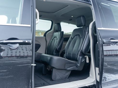 Used 2023 Chrysler Pacifica Limited image 27