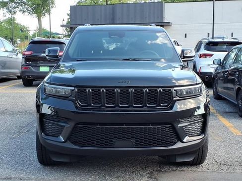 Used 2025 Jeep Grand Cherokee Altitude AWD/4WD image 3