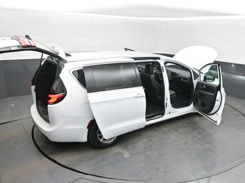 Used 2025 Chrysler Pacifica Select image 40