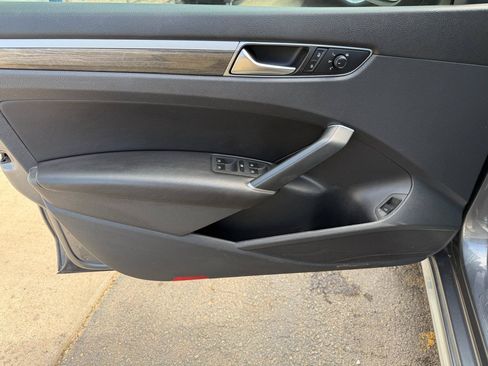 Used 2018 Volkswagen Passat 2.0T SE FWD image 12