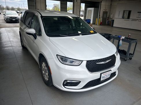 Used 2023 Chrysler Pacifica Touring-L image 1