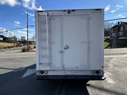 Used 2017 Ford E-350 and Econoline 350 Super Duty w/ Power Windows & Locks Group image 9