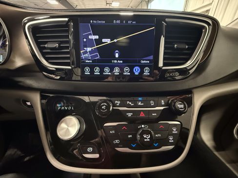 Used 2017 Chrysler Pacifica Touring-L Plus FWD image 33