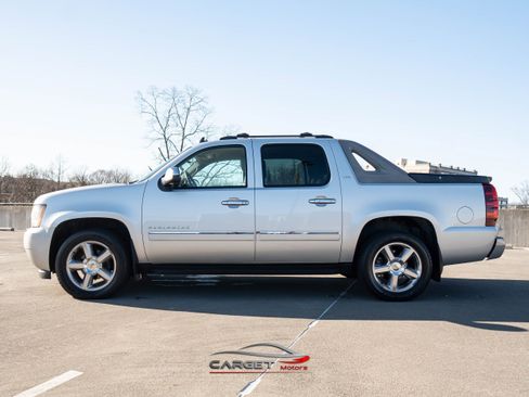 Used 2011 Chevrolet Avalanche LTZ image 4