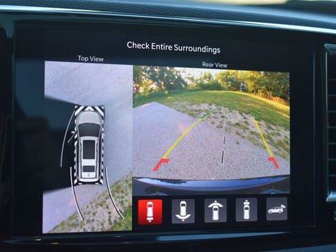 Used 2023 Chrysler Pacifica Limited AWD/4WD image 38
