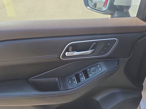 Used 2022 Nissan Rogue Platinum w/ Head-Up Display Package AWD/4WD image 16