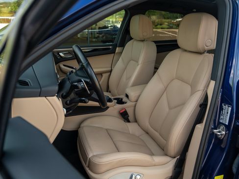 Certified 2024 Porsche Macan AWD/4WD image 5