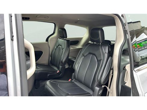Used 2024 Chrysler Pacifica Touring-L FWD image 12