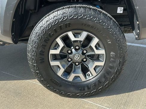Used 2022 Toyota Tacoma TRD Off-Road AWD/4WD image 19