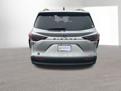 Used 2024 Toyota Sienna XLE image 5
