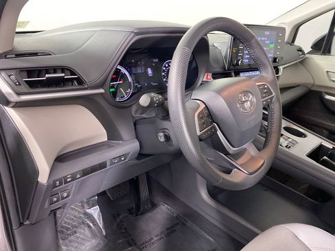 Certified 2024 Toyota Sienna Limited image 11