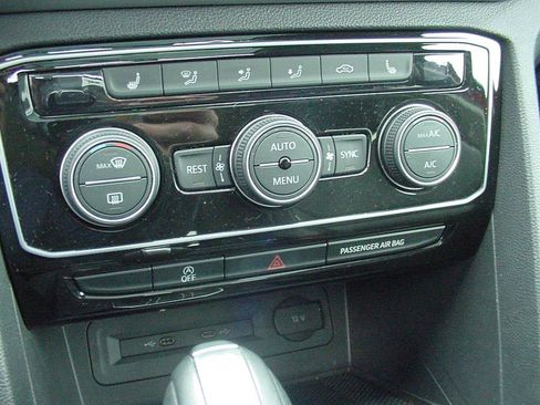 Used 2021 Volkswagen Atlas SEL R-Line image 19
