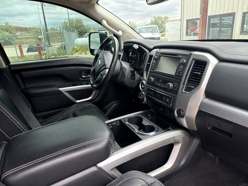 Used 2018 Nissan Titan PRO-4X w/ Pro-4x Convenience Package AWD/4WD image 12