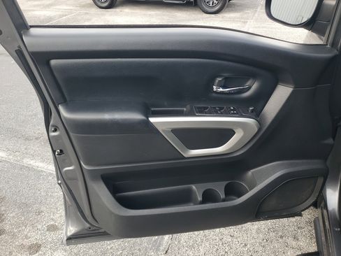 Certified 2022 Nissan Titan SV w/ SV Convenience Package image 9