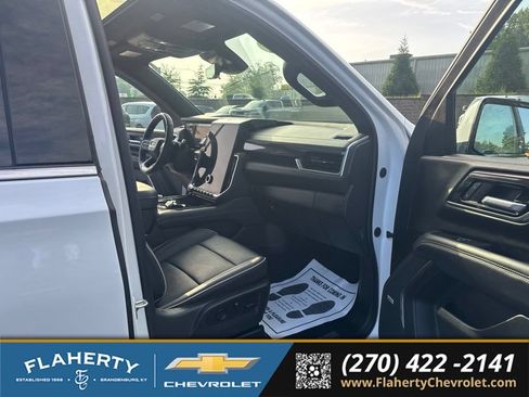 Used 2025 GMC Yukon Elevation w/ Elevation Premium Package AWD/4WD image 14