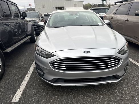 Used 2019 Ford Fusion SE w/ Equipment Group 151A image 4