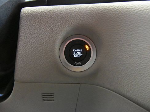 Used 2024 Chrysler Pacifica Limited FWD image 31