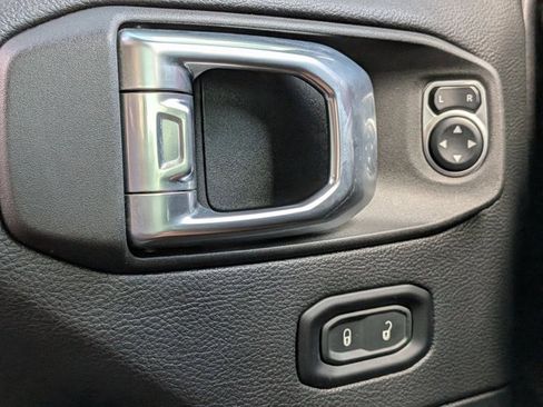 Used 2021 Jeep Gladiator Rubicon AWD/4WD image 4