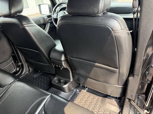 Used 2013 Jeep Wrangler Unlimited Rubicon w/ Dual Top Group AWD/4WD image 19