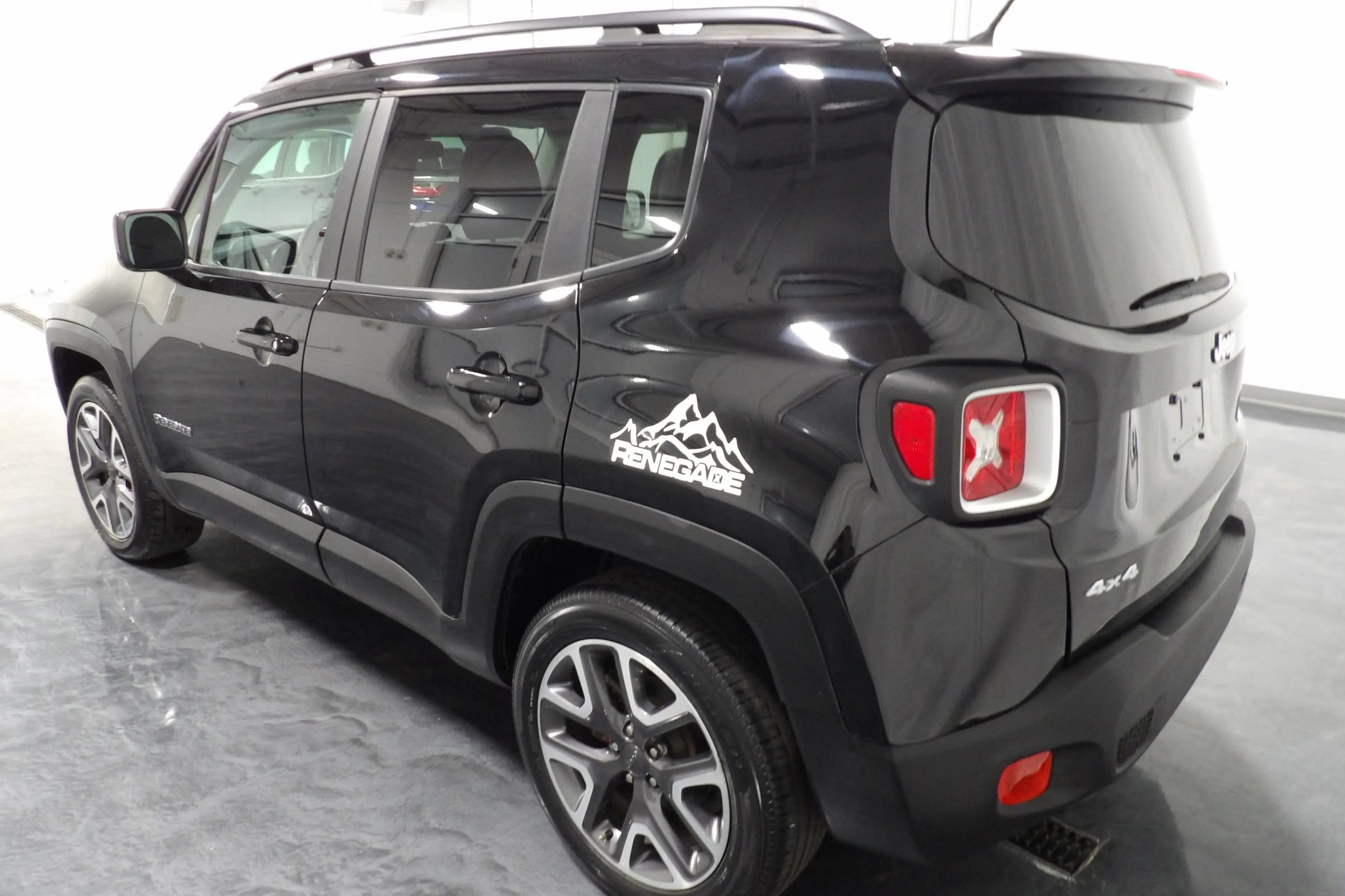 Used 2017 Jeep Renegade Latitude w/ Cold Weather Group AWD/4WD image 5