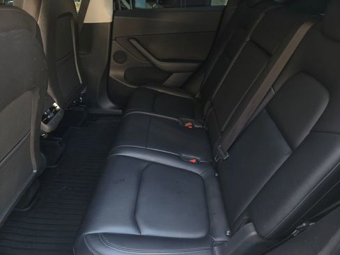 Used 2021 Tesla Model Y Long Range image 12