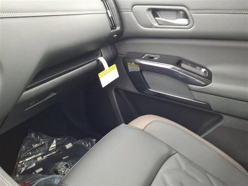 New 2026 Nissan Pathfinder Platinum image 23