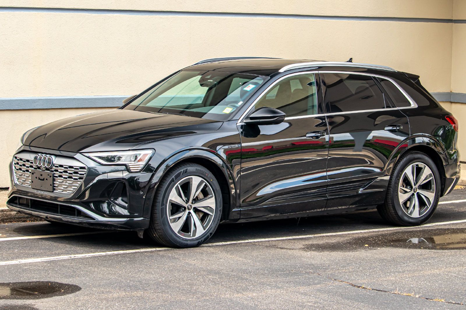Used 2024 Audi Q8 e-tron Premium Plus w/ Premium Plus Package AWD/4WD image 5