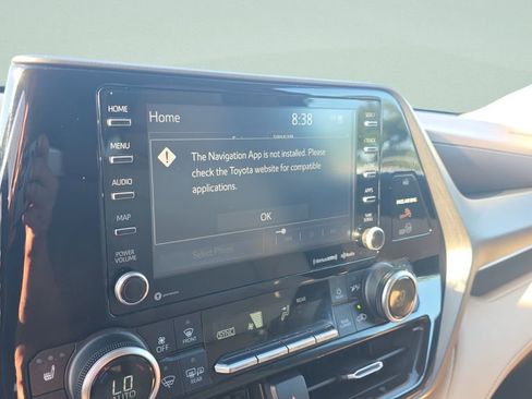Used 2021 Toyota Highlander XLE FWD image 19