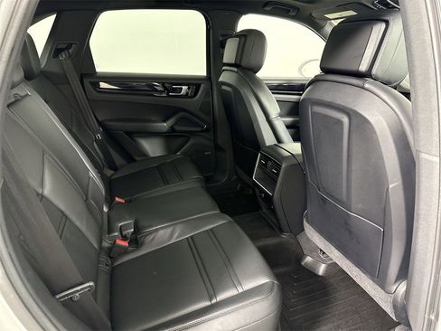 Certified 2023 Porsche Cayenne Platinum Edition image 25