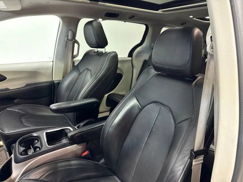 Used 2020 Chrysler Pacifica Limited FWD image 25