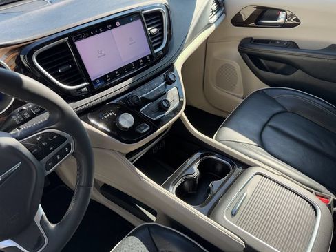 Used 2023 Chrysler Pacifica Limited FWD image 37