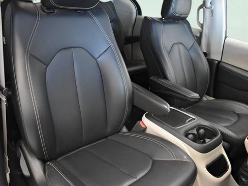 Used 2023 Chrysler Pacifica Touring-L image 6