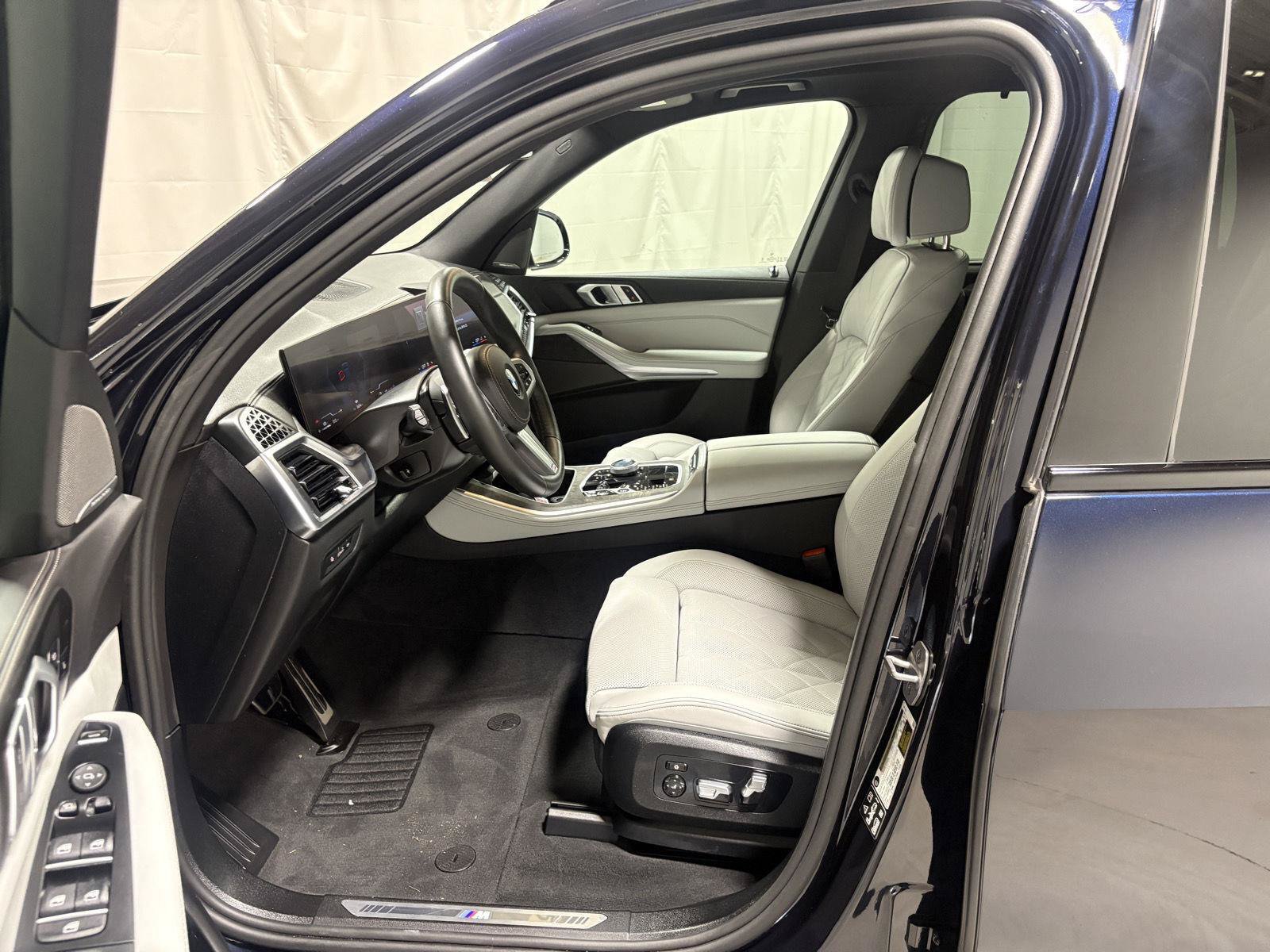 Used 2025 BMW X5 xDrive40i w/ Executive Package AWD/4WD image 2