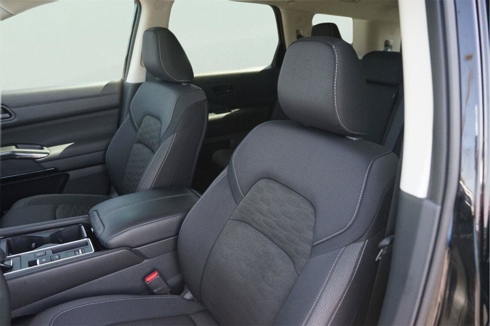 Used 2025 Nissan Pathfinder SV FWD image 10