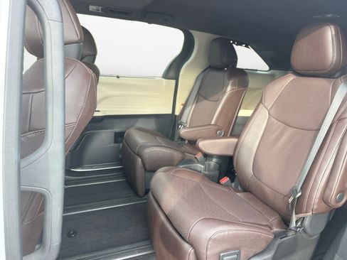 Certified 2023 Toyota Sienna Platinum image 16