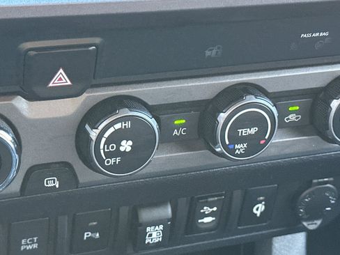 Used 2019 Toyota Tacoma TRD Off-Road w/ Technology Package AWD/4WD image 28