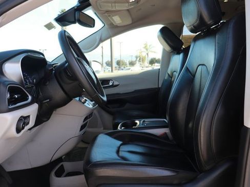 Used 2022 Chrysler Pacifica Touring-L image 10