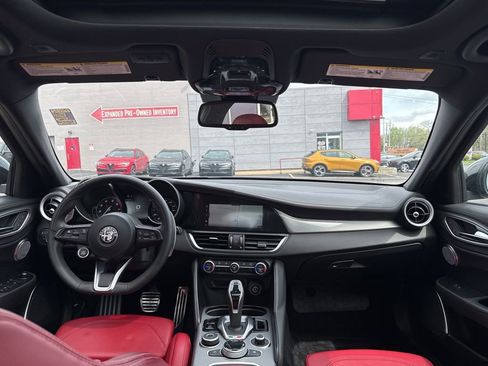 Used 2022 Alfa Romeo Giulia Veloce AWD/4WD image 31