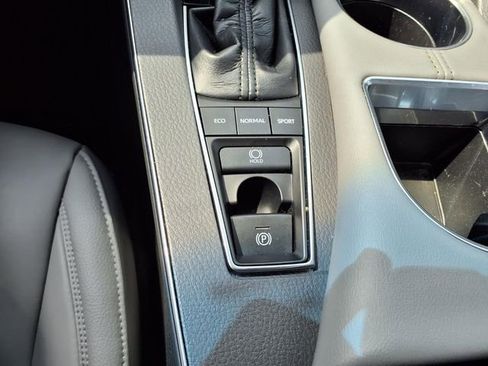 Used 2019 Toyota Avalon XLE w/ Moonroof Package FWD image 14