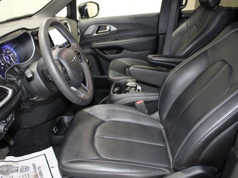 Used 2025 Chrysler Pacifica Select FWD image 34