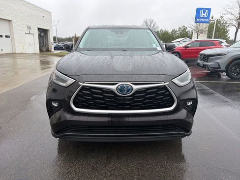 Used 2021 Toyota Highlander LE image 3