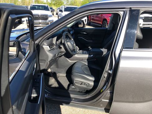 Used 2021 Toyota Highlander XLE AWD/4WD image 24