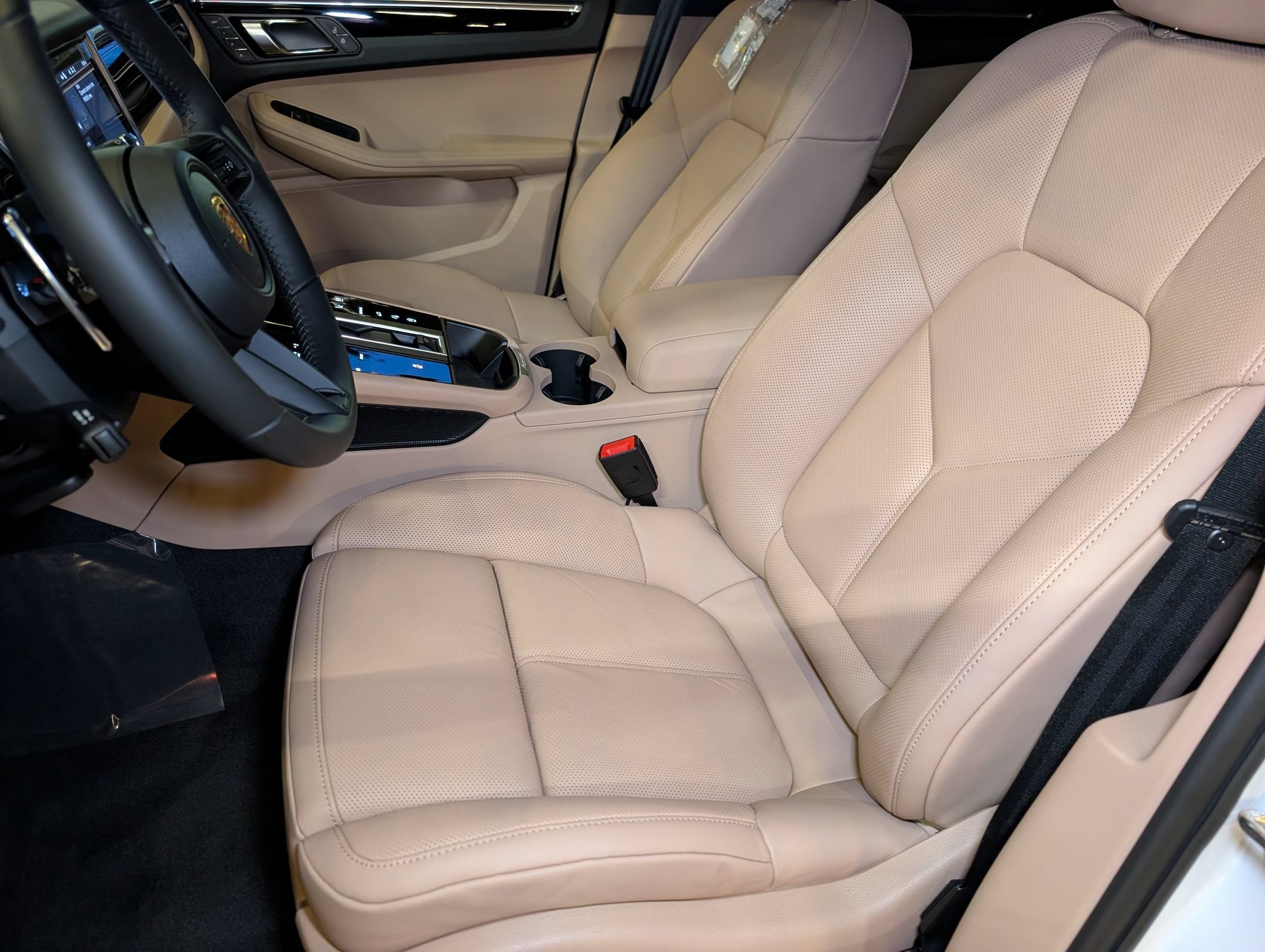 Certified 2026 Porsche Macan AWD/4WD image 5