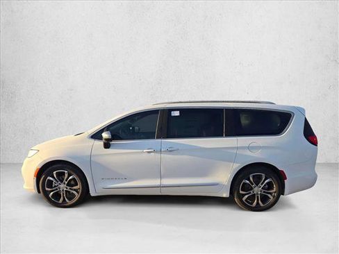 New 2026 Chrysler Pacifica Pinnacle image 5