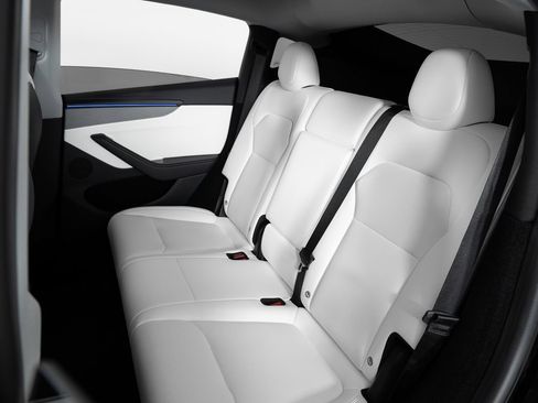 Used 2026 Tesla Model Y AWD image 17