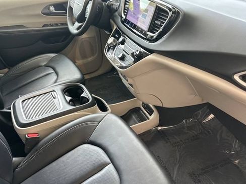 Used 2024 Chrysler Pacifica Touring-L FWD image 18