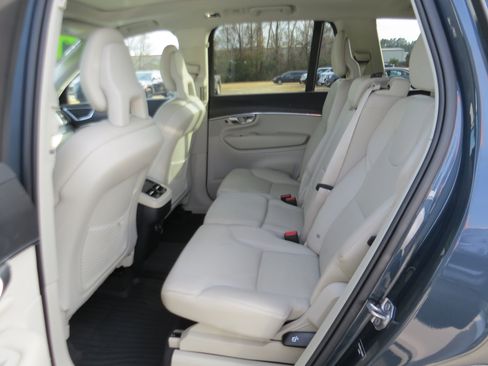 Used 2020 Volvo XC90 T6 Momentum w/ Protection Package Premier image 12