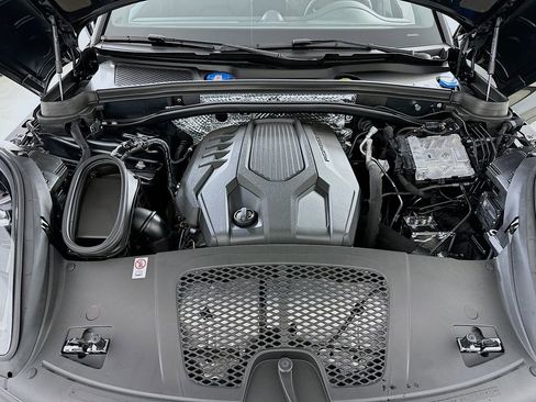 Certified 2026 Porsche Macan AWD/4WD image 30
