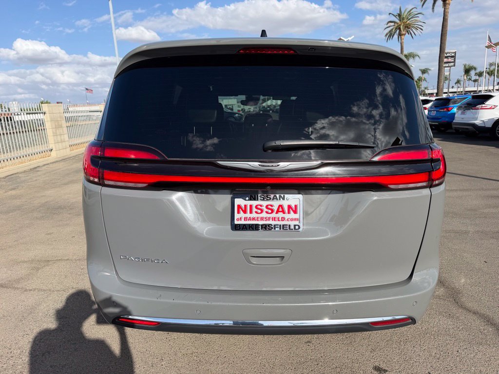 Used 2025 Chrysler Pacifica Select FWD image 5