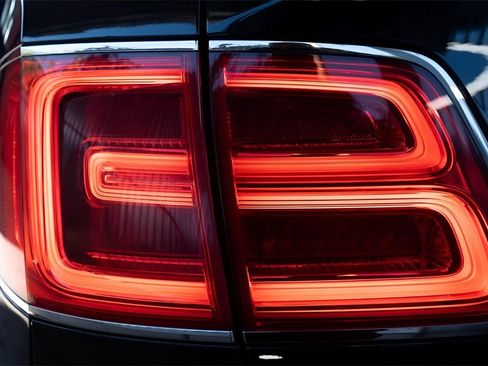 Used 2017 Bentley Bentayga image 23